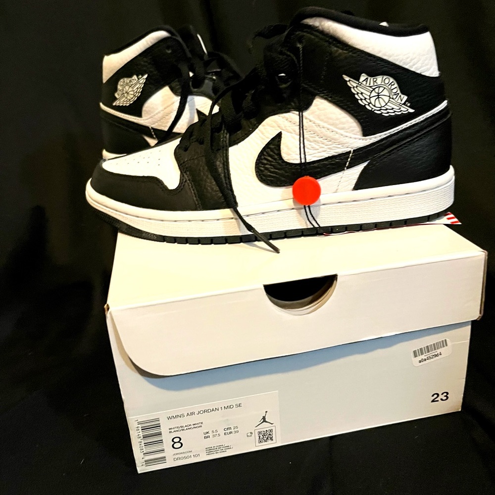 Brand new black and white Retro Joradans